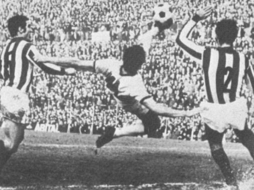 Gigi Riva segna in rovesciata contro il Vicenza nel 1970