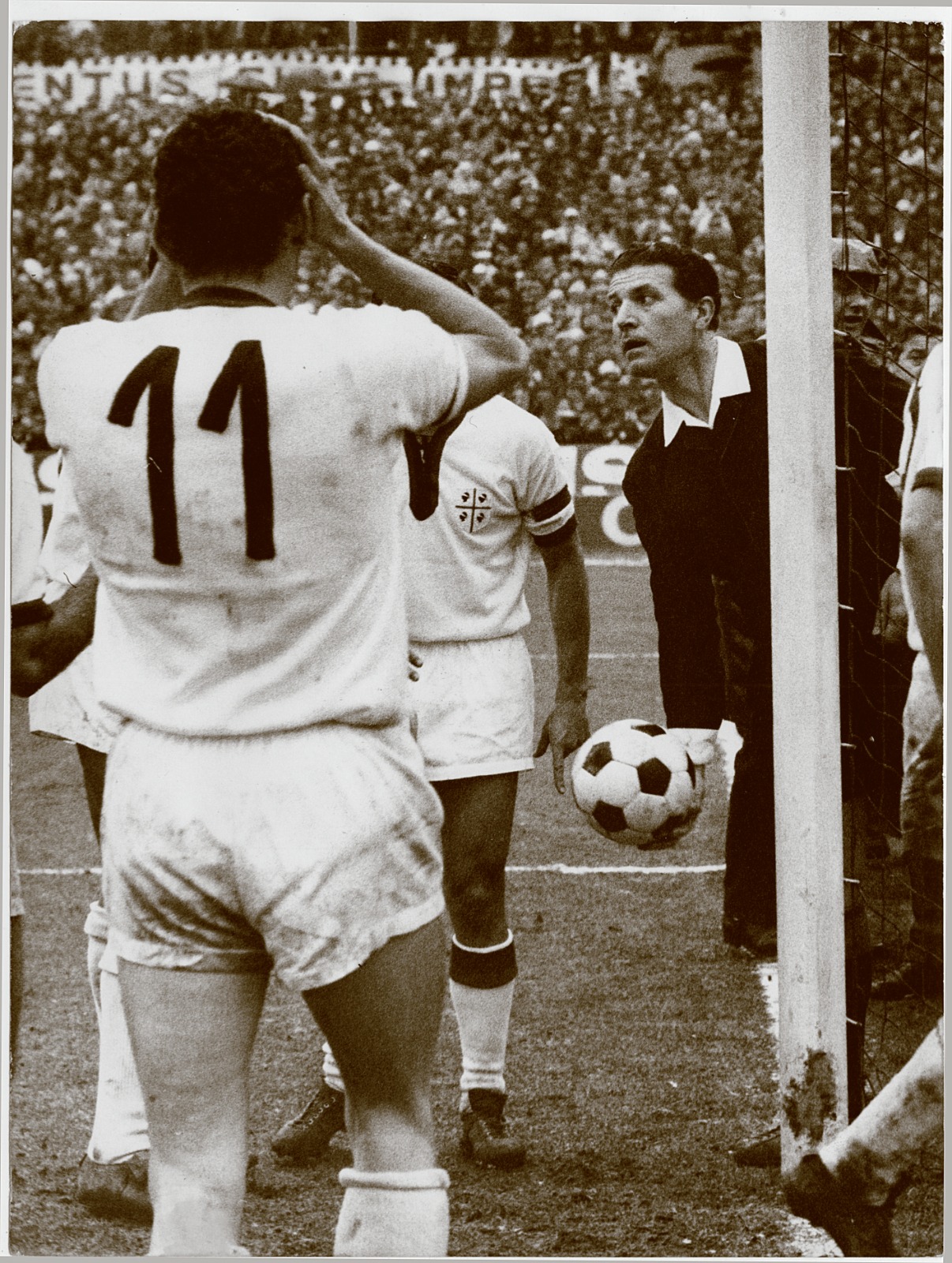 Gigi Riva e l'arbitro Lo Bello in Juventus-Cagliari del 1970